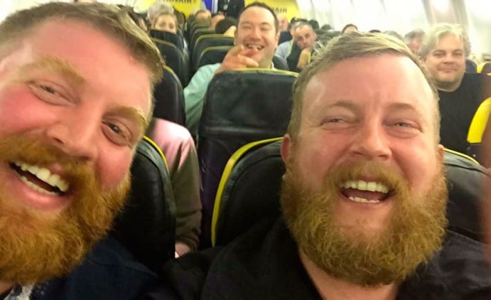 Homem encontra por acaso pessoa idêntica a ele durante voo para a Irlanda
