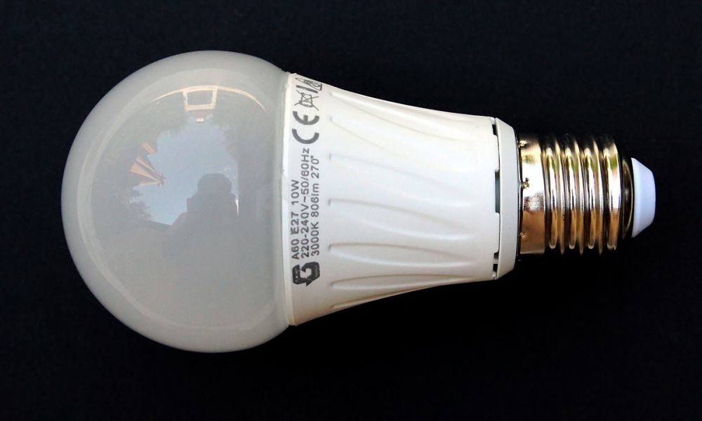 lampada led economiza energia tricurioso