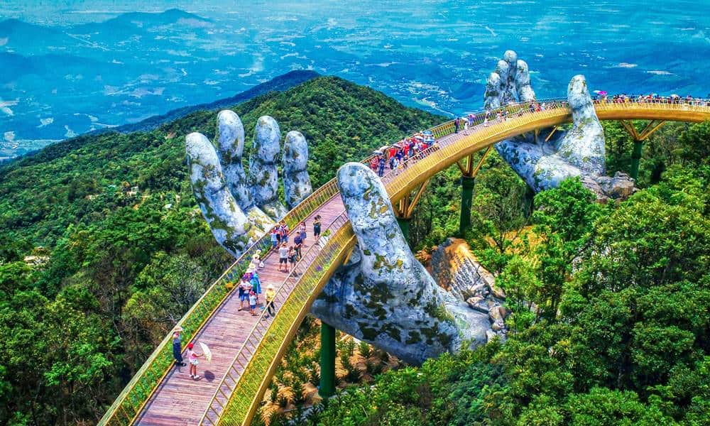 conheca a ponte do vietna que e sustentada por maos gigantes