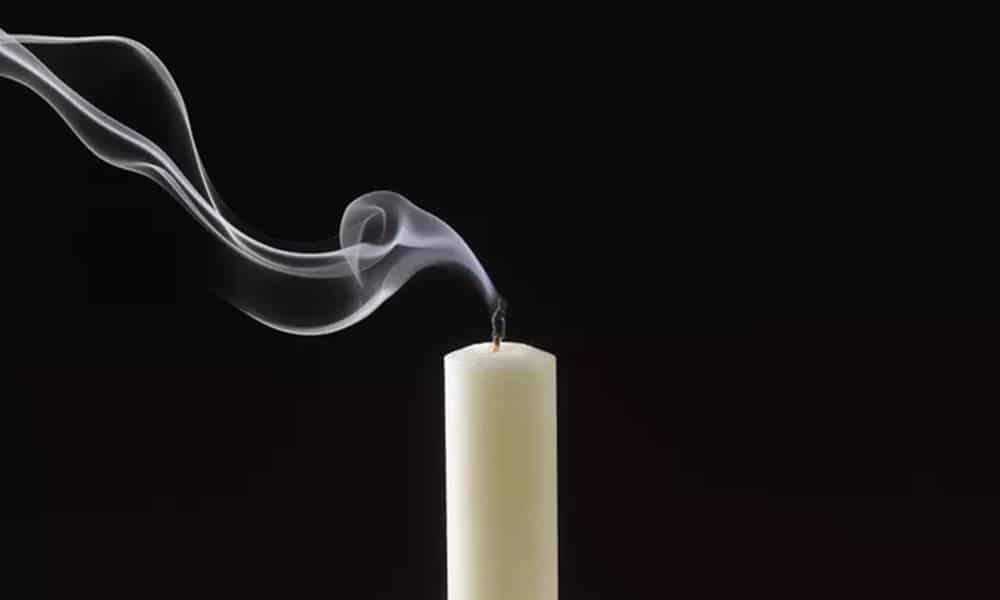 por que a vela so produz fumaca quando e apagada