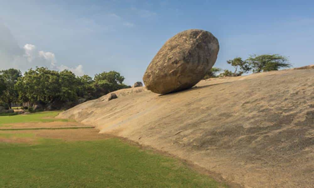 conheca a rocha na india que desafia as leis da fisica