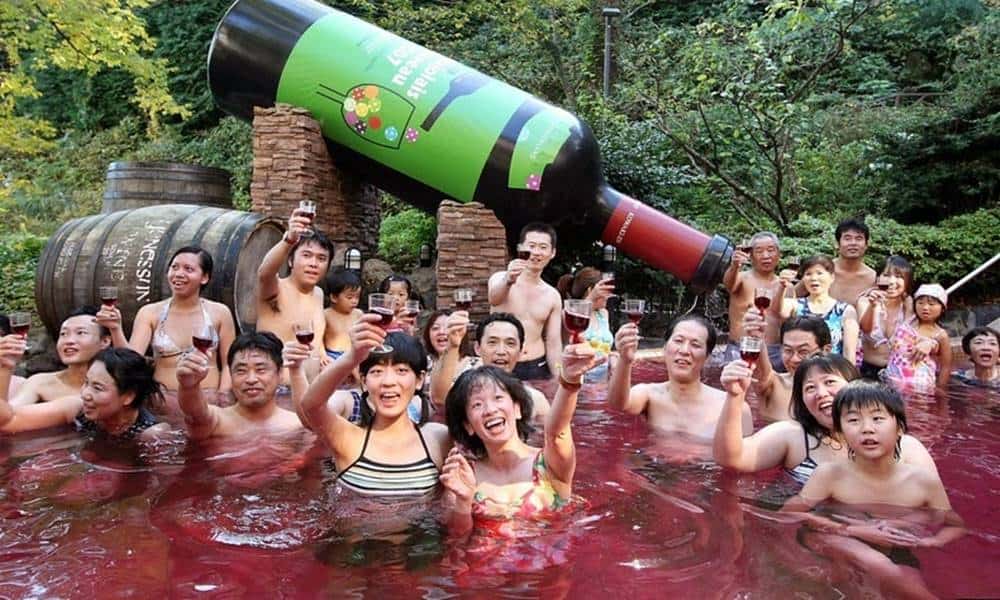 conheca o spa no japao que oferece piscinas de vinho cha e cafe