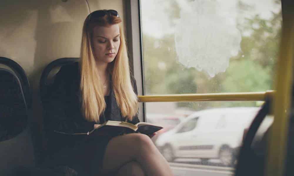 por que ler durante uma viagem pode causar tonturas
