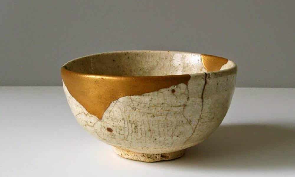conheca o kintsugi a arte japonesa de consertar ceramica quebrada com ouro