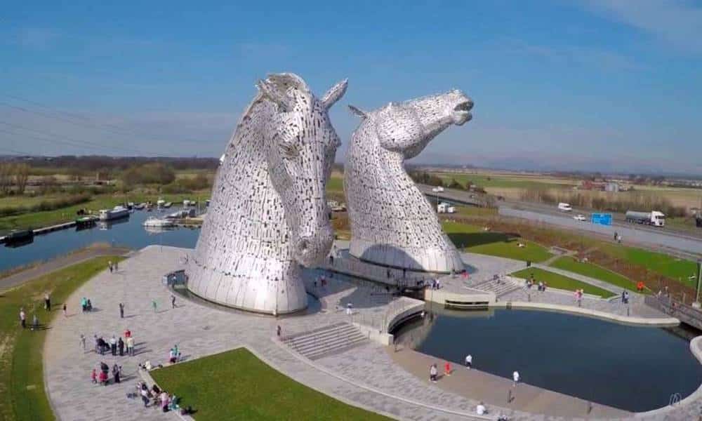 por que existem enormes esculturas de cavalos em uma cidade escocesa