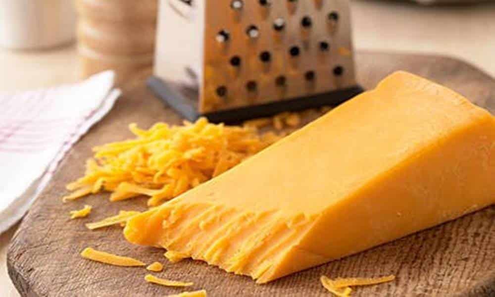 por que o queijo cheddar e laranja
