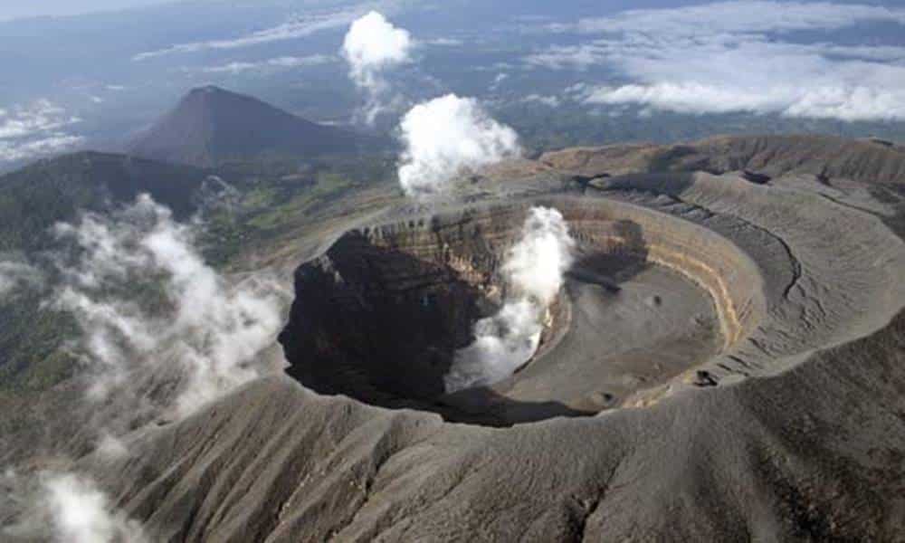 qual e a diferenca entre caldeira vulcanica e cratera vulcanica
