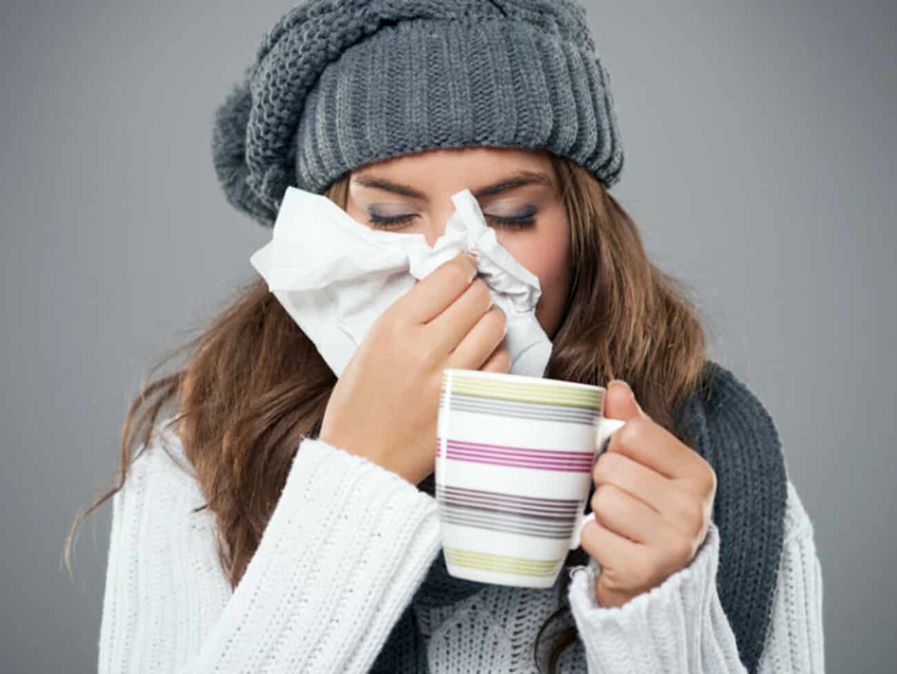 Чтобы реже болеть простудными заболеваниями. Простуда. Простудные заболевания. Человек с ОРВИ. Больной гриппом.
