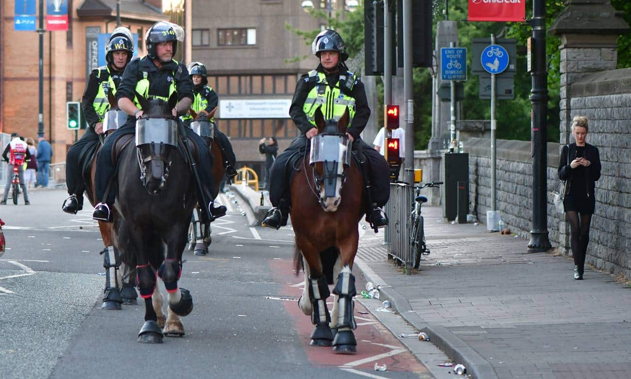 por que os policiais ainda usam cavalos em algumas cidades