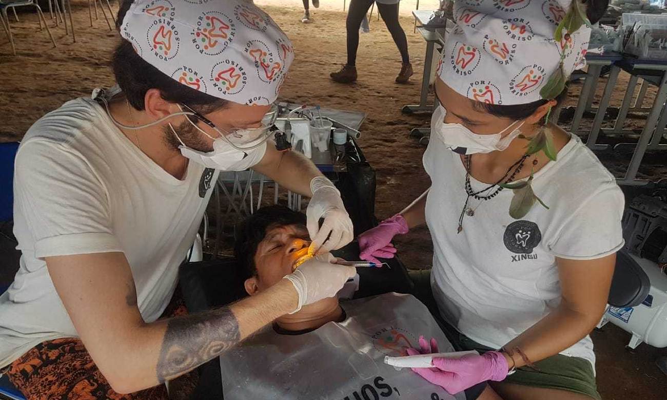 Dentista brasileiro viaja para tratar dente de pessoas de graça