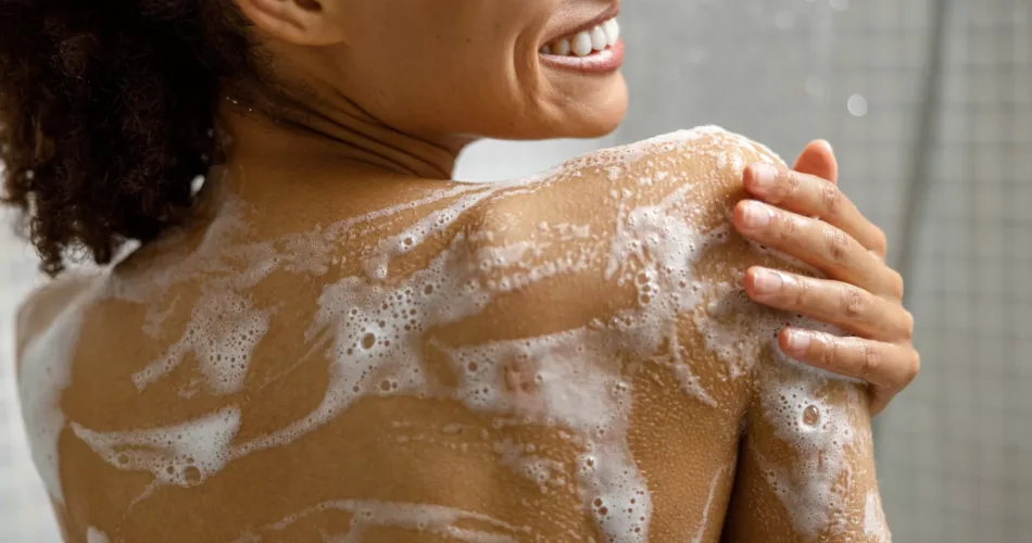 Estudo Revela: Partes 'Esquecidas' no Banho Acumulam Germes Prejudiciais à Saúde