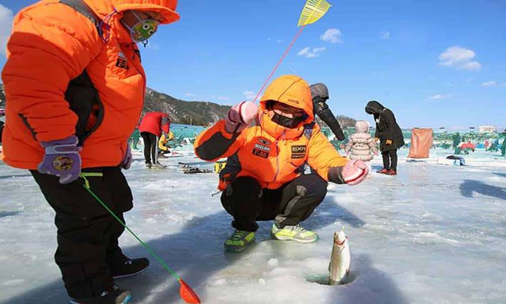 a curiosa competicao de pesca no gelo da coreia do sul 1 1