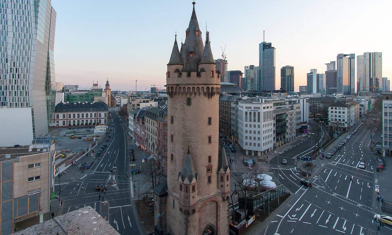 a curiosa torre medieval que permanece intacta no centro de uma grande cidade alema 1 1