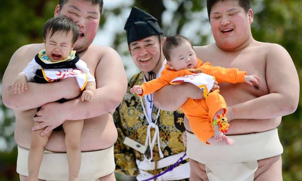 competicao japonesa onde lutadores de sumo fazem criancas chorar 1 1