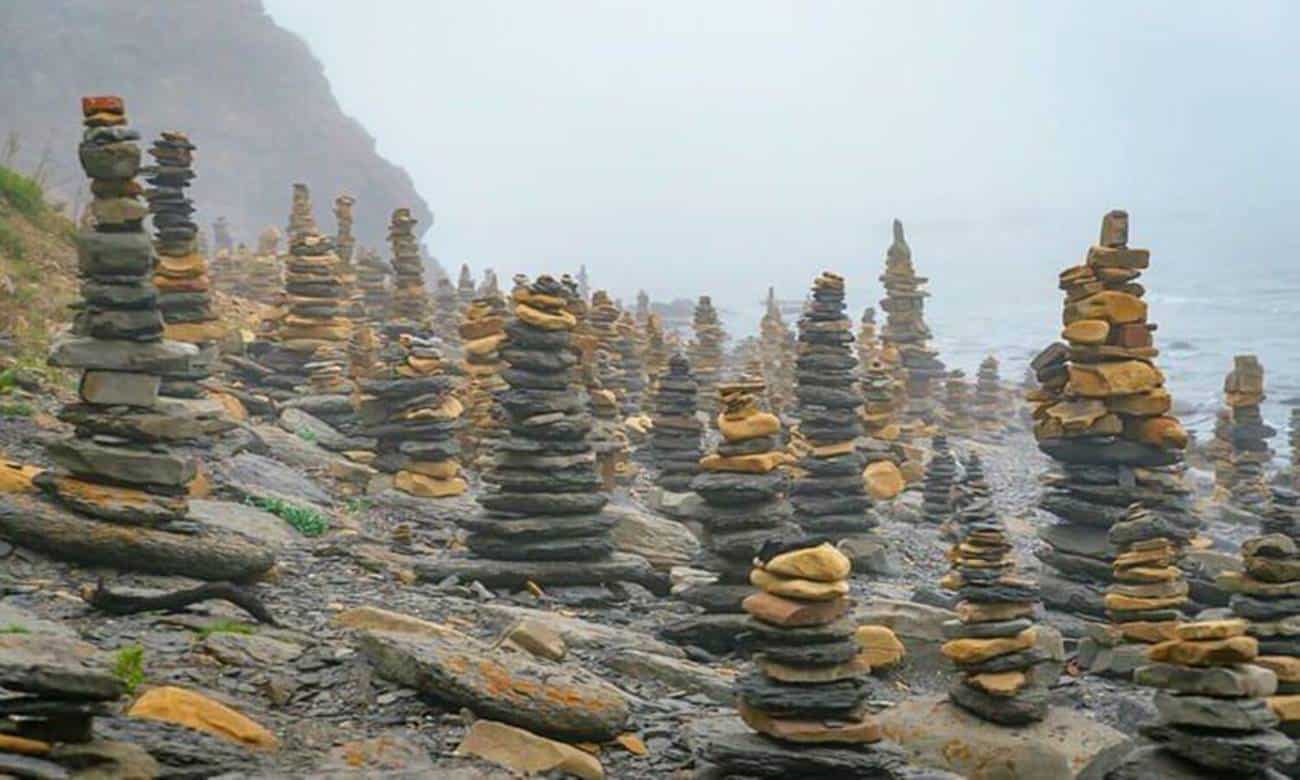 conheca a praia russa coberta por milhares de torres de pedras 1 1