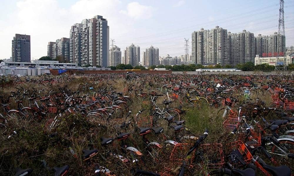 conheca os bizarros cemiterios de bicicletas na china 1 1