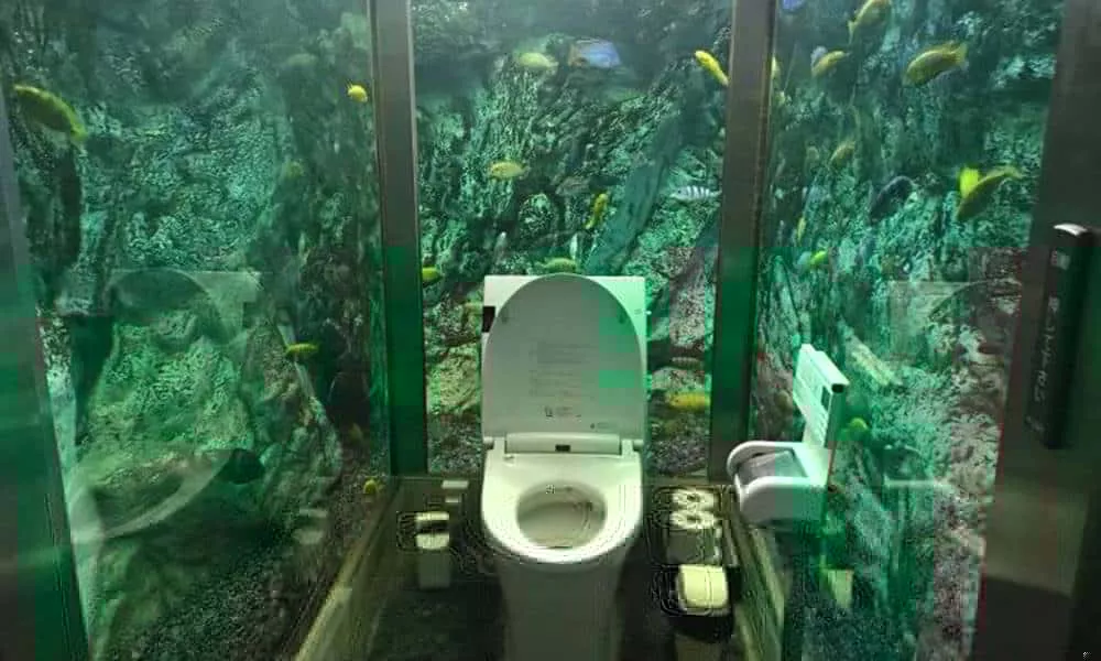 existe um banheiro no japao que foi construido entre varios aquarios 1 1