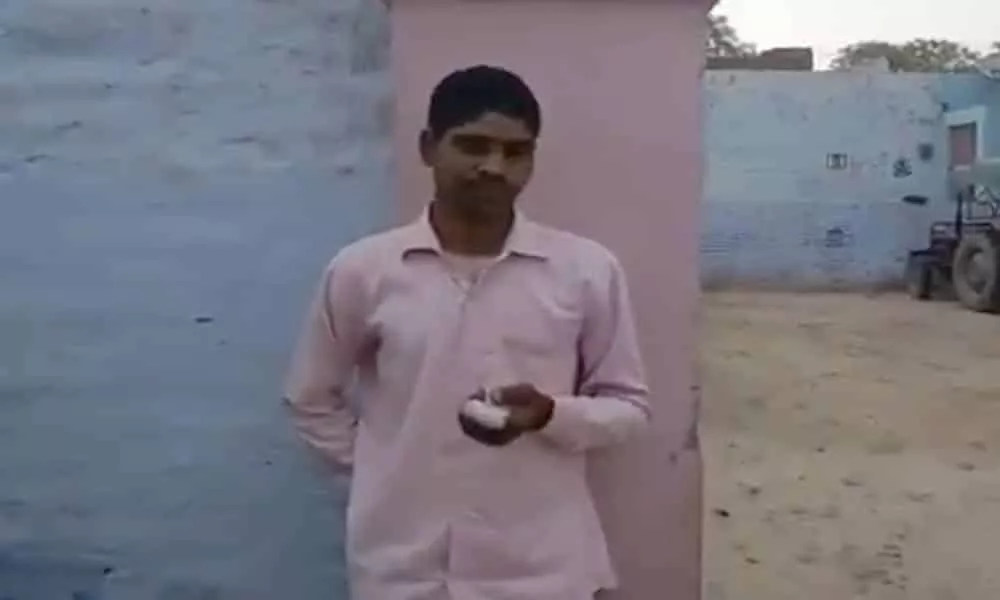homem corta o proprio dedo apos votar em candidato errado na india 1 1