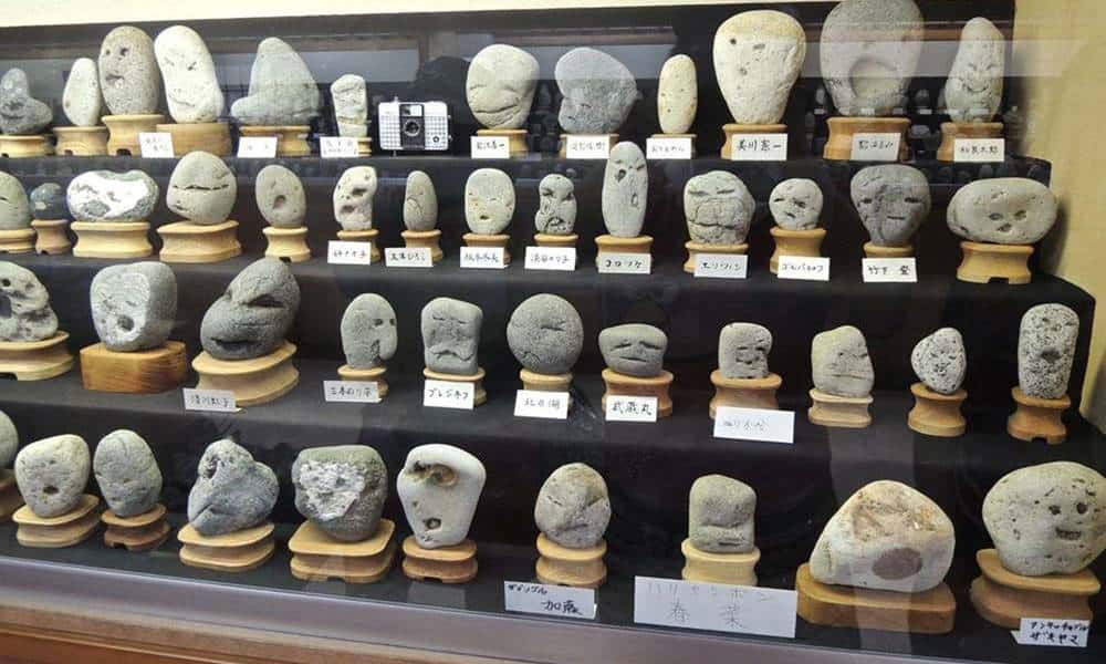 o museu japones que reune pedras que se parecem com rostos