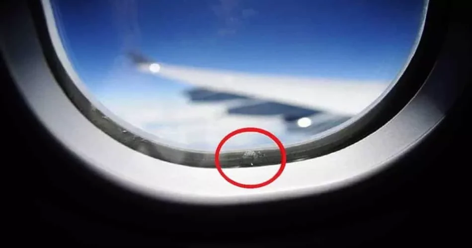 por que existe um pequeno furo nas janelas dos avioes 1 1.jpg
