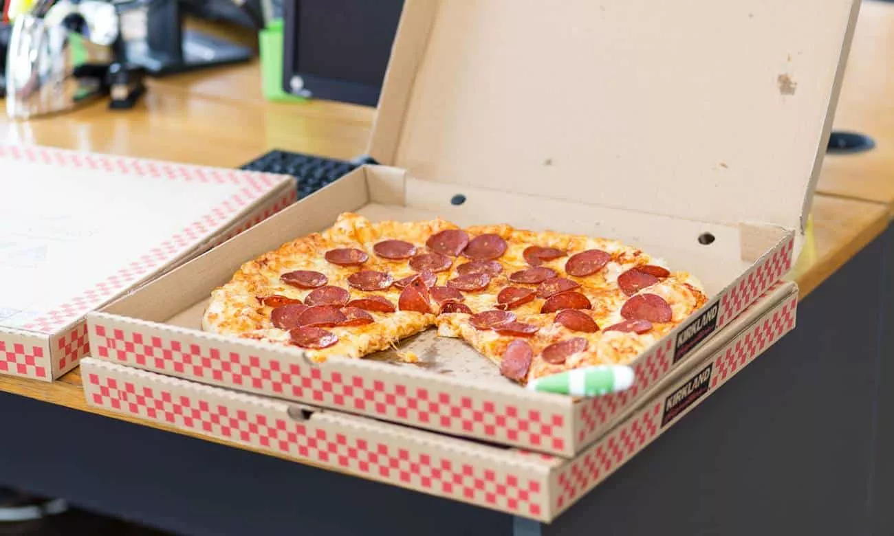 se as pizzas sao redondas por que elas vem em caixas quadradas 1 1