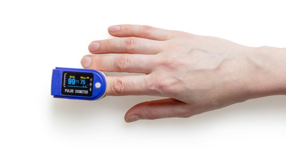 monitor de frequência cardíaca em um dedo de uma pessoa